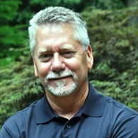 Headshot: Ken Thomas