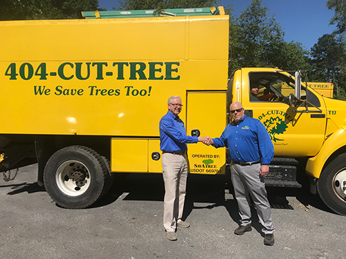 SavATree COO shakes hands with Bob Delbridge