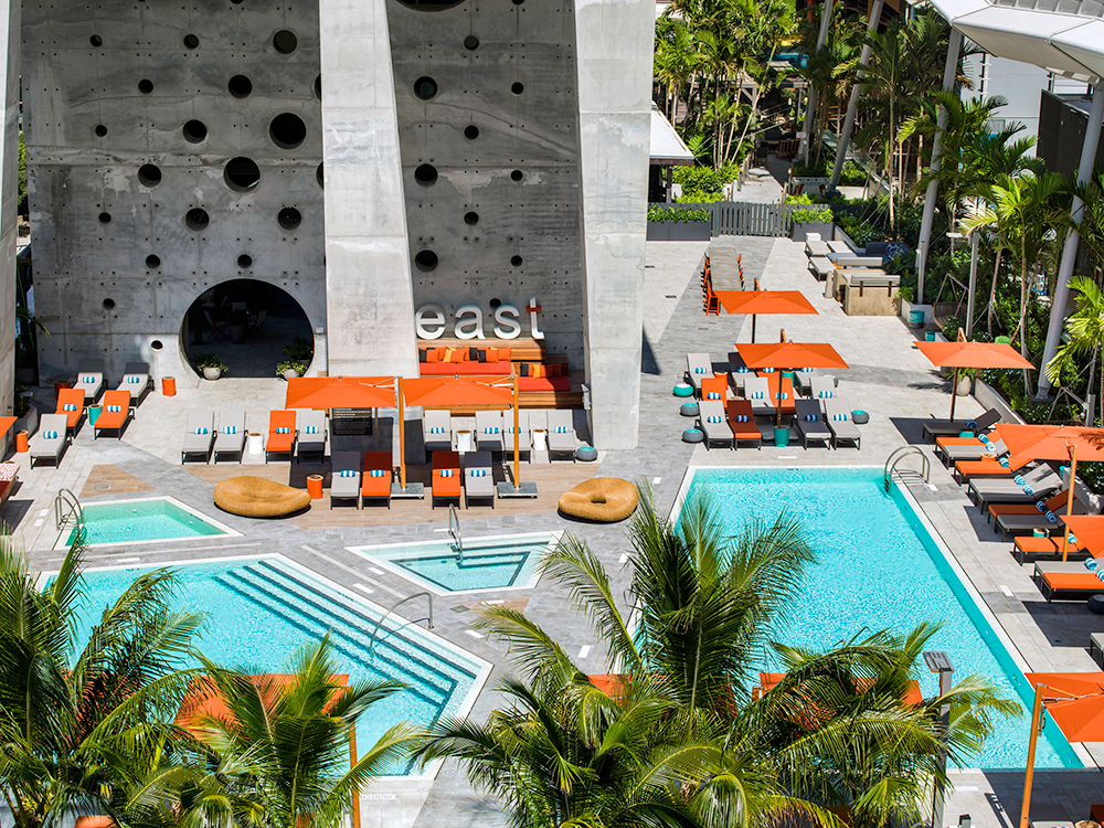 Pool deck of East Hotel (Photo: ArquitectonicaGEO)