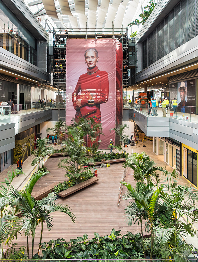 Shop owners and crews prior to opening (Photo: ArquitectonicaGEO)