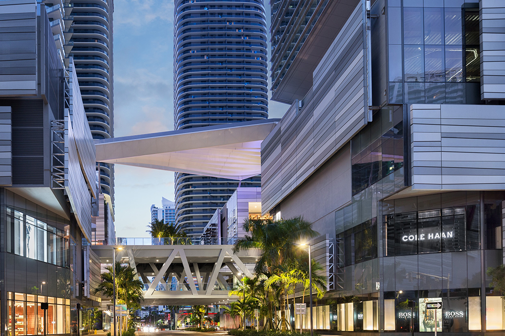 South Miami Avenue cars driving under mall bridge (Photo: ArquitectonicaGEO)