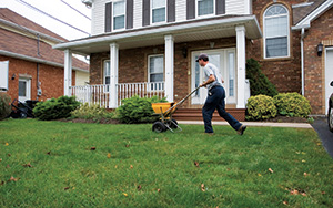 LCO fertilizing a home's front yard (Photo: Koch Industries)