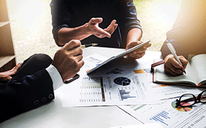Team meeting (Photo: iStock.com/Jirapong Manustrong)