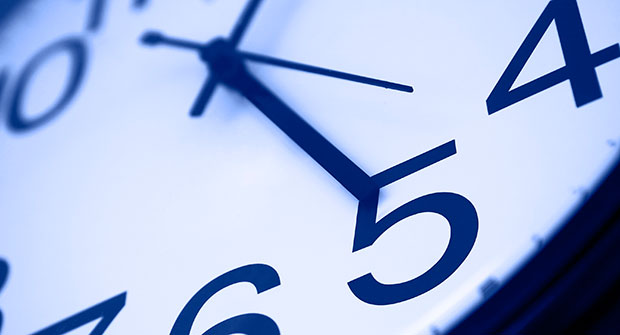 Clock at 5 p.m. | Photo: iStock.com/idrutu