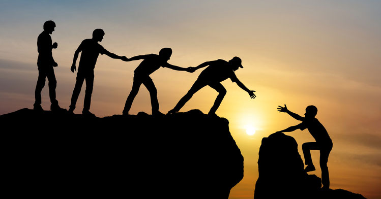 Teamwork on a mountain | Photo: iStock.com/LoveTheWind