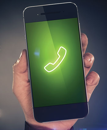 Hand with phone (Photo: iStock.com/janulla)