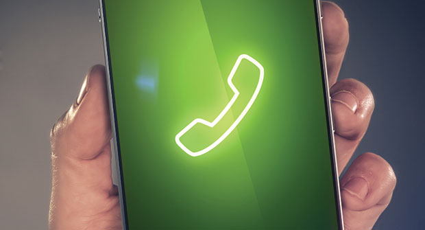 Hand with phone (Photo: iStock.com/janulla)