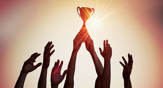 Team with trophy (Photo: iStock.com/vchal)