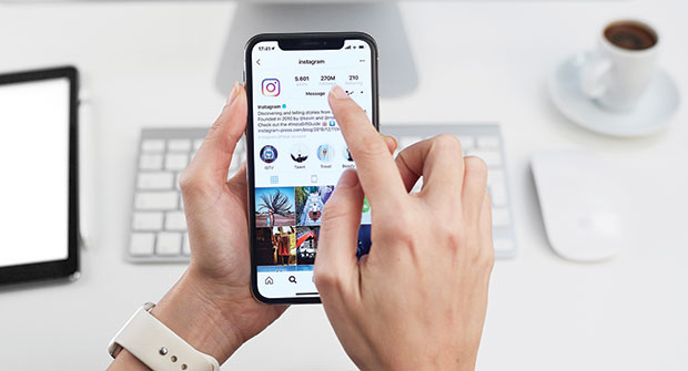 Person using social media (Photo: iStock.com/bombuscreative)