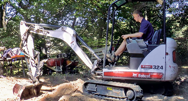 Mini excavator operator (Photo: Greenius)
