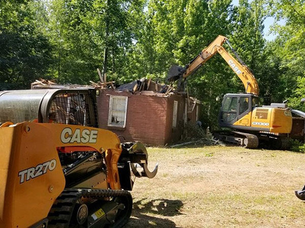 Team Rubicon and Case help out at Girl Scout camp in Georgia (Photo: Case Construction Equipment)