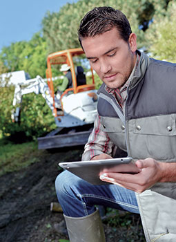 Person using integrated business software (Photo: Aspire Software Co.)