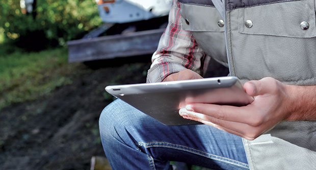 Person using integrated business software (Photo: Aspire Software Co.)