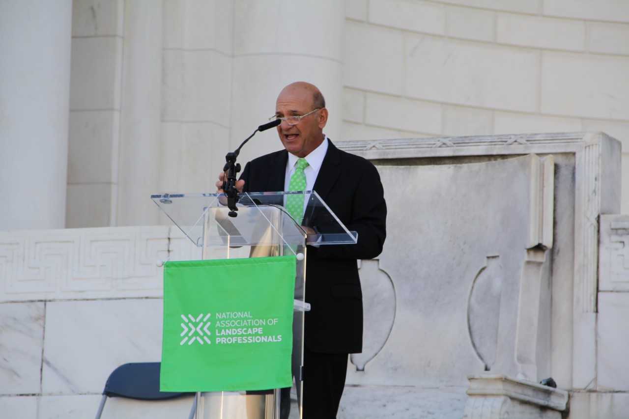 Frank Mariani, owner of Mariani Landscape, addresses the volunteers at the 2019 Renewal & Remembrance. “This place simply takes your breath away,” he said of Arlington National Cemetery. (Photo: Seth Jones)