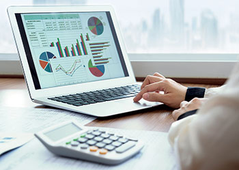 Computer with charts (Photo: iStock.com/utah778)