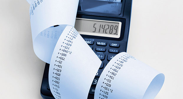 Calculator and billing (Photo: iStock.com/stuartbur)