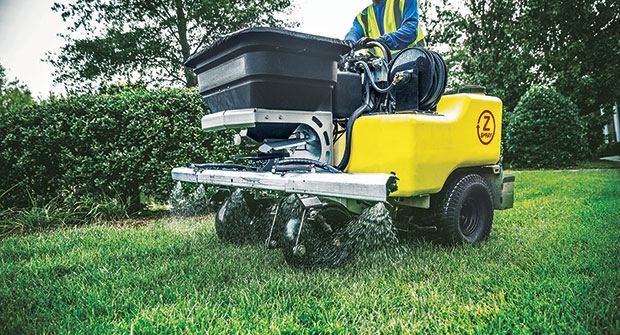 Spreader applying fertilizer (Photo: SiteOne Landscape Supply)