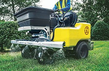 Spreader applying fertilizer (Photo: SiteOne Landscape Supply)