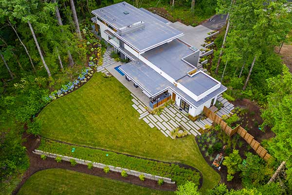 Hardscaping project by Dennis' 7 Dees Landscaping & Garden Center (Photo: Maxwell Monty/Maxwell Monty Photography)