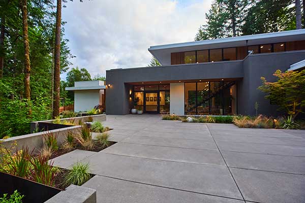 Hardscaping project by Dennis' 7 Dees Landscaping & Garden Center (Photo: Maxwell Monty/Maxwell Monty Photography)