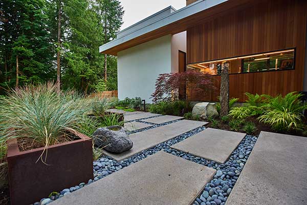 Hardscaping project by Dennis' 7 Dees Landscaping & Garden Center (Photo: Maxwell Monty/Maxwell Monty Photography)