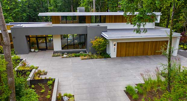 Hardscaping project by Dennis' 7 Dees Landscaping & Garden Center (Photo: Maxwell Monty/Maxwell Monty Photography)