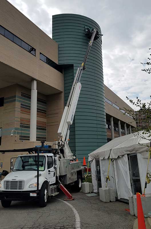 The company also set up a white ribbon banner at the Henry Ford Wyandotte Hospital. White ribbons are the health system's symbol to recognize COVID-19 health workers. (Photo: D&B Landscaping)