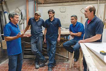 Employees discussing ideas (Photo: Hispanolistic/E+/Getty Images)