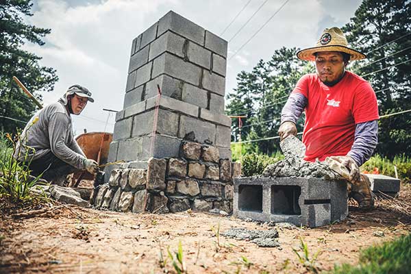 Volunteers working on Champions Place service project (Photo: SiteOne Landscape Supply)