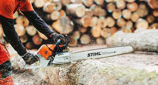Person operating Stihl chainsaw (Photo: Stihl)