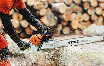 Person operating Stihl chainsaw (Photo: Stihl)