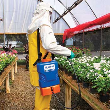 Person using battery-powered sprayer (Photo: Jacto)