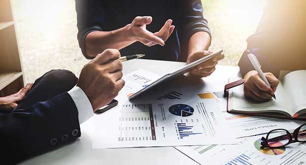 Businesspeople in meeting (Photo: Jirapong Manustrong/iStock / Getty Images Plus/Getty Images)
