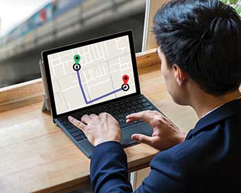 Person using GPS services (Photo: Tzido/ iStock / Getty Images Plus/Getty images)