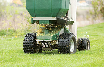 Fertilizer spreader (Photo: BanksPhotos/iStock / Getty Images Plus/Getty Images)