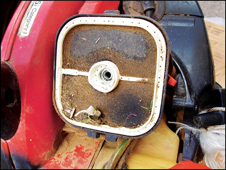 Dirty air filter (Photo: Stihl)