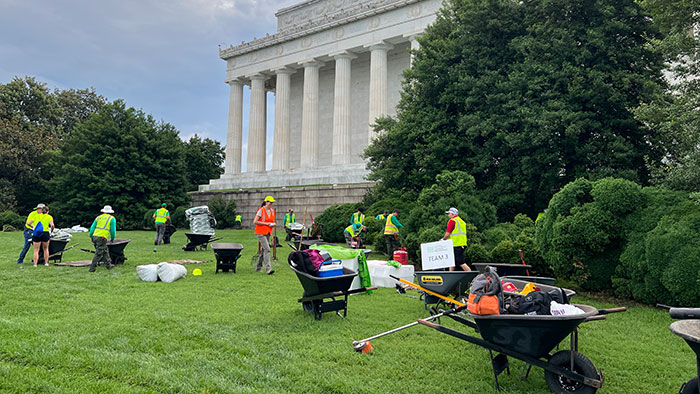 Five teams divvied up the grounds surrounding the Lincoln Memorial Volunteers from Ruppert Landscape made quick work of the bed edging and mulching during NALP's Renewal and Remembrance (Photo: LM Staff)