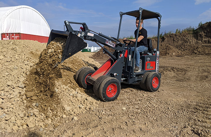 The KM85 comes with a small frame width of 32 inches and a 1,000-pound rated operating capacity. (Photo: Miniloaders.com)