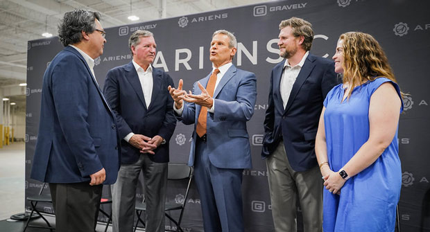 Tennessee Governor Bill Lee (center) speaks with Dan Ariens (left of Lee), chairman and CEO of Ariens Co., and his family. (Photo: Ariens)