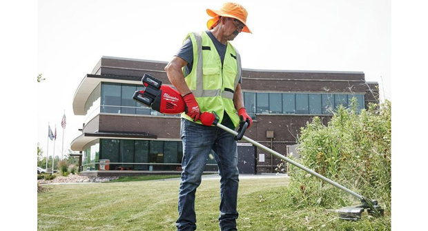 The new string trimmer requires the simultaneous use of two M18 Redlithium batteries. (Photo: Milwaukee Tool)