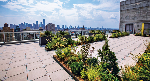 The contractor was careful to not block the rooftop views of the New York skyline that the terrace provides. (Photo: John Mini Distinctive Landscapes)