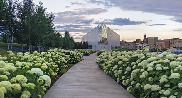 The landscaping work by David J. Frank Landscape Contracting turned the Museum of Wisconsin Art into hydrangea heaven, with nearly 800 planted during installation. Five different varieties were used to maximize color and time blooms to correspond to some of the museum’s biggest events. (Photo: David J. Frank Landscape Contracting)