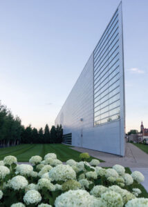 The cutting-edge architecture of the Museum of Wisconsin Art played a big role in how David J. Frank Landscape Contracting approached the planning for the landscaping around the museum’s campus. (Photo: David J. Frank Landscape Contracting)