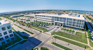 More than 3,000 trees along streets, 40 acres of turf, 8,000 linear feet of shrubs and 5 acres of beds are maintained for the more than 15,000 daily pedestrians that traverse the development. (Photo: Superscapes)