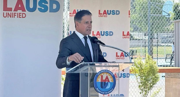 Superintendent Alberto Carvalho acknowledging AGZA's Green Zone Certification for LAUSD. (Photo: AGZA)