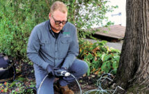A quick trip: Arborjet’s Kevin Brewer demonstrates a tree injection treatment, which can be completed in minutes. (Photo: aroborjet/ecologel)