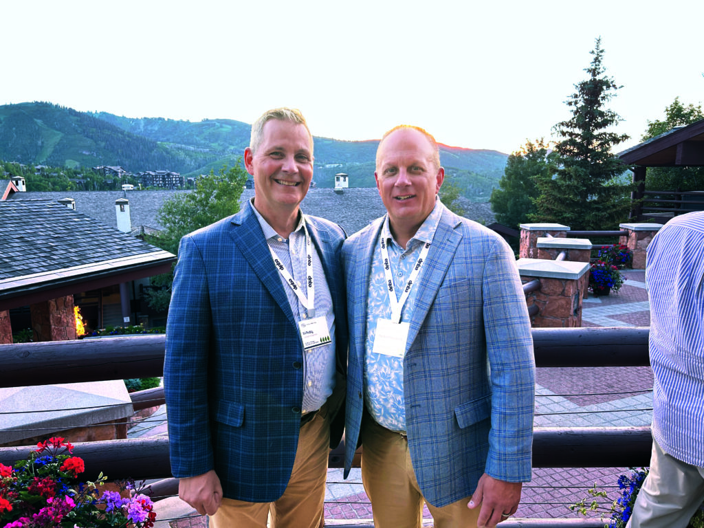King of the hill: Mike Newland (right), the director of agriculture business development for the Propane Education and Research Council, talked about propane’s role in landscaping with LM’s Roddy at the OPEI Annual Meeting. (Photo: LM staff)