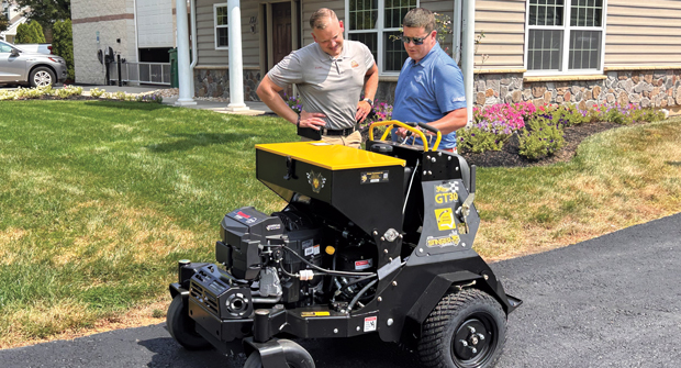 Plugging for profits: Stinger’s Dustin McGehee (right) goes over the GT30 with Ryan Dittes of RD’s Total Lawn. (Photo: LM Staff)
