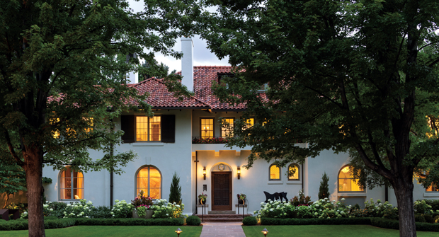 Keven Winkelmann, PLA, says weekly maintenance is done to mow the front yard plus hedge and prune all the plant material. (Photo: Kimberly Gavin Photography)